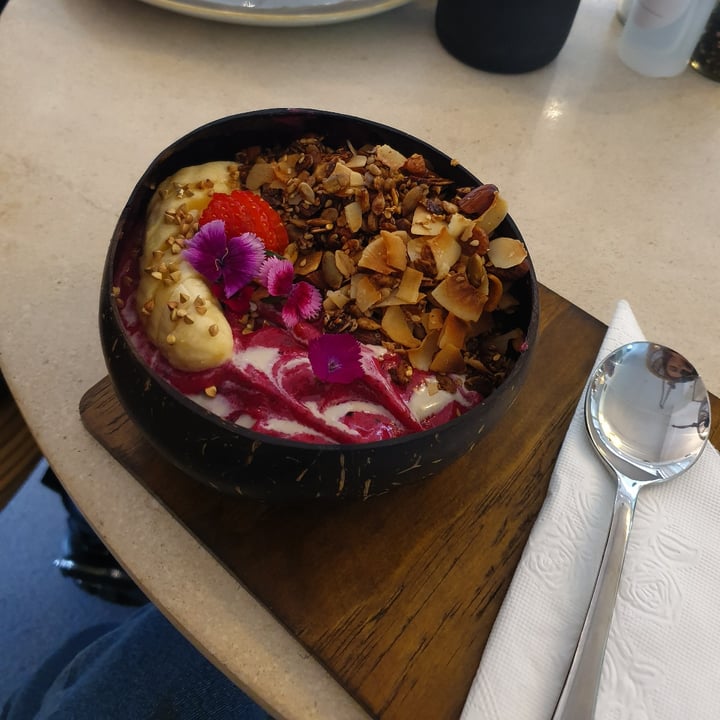photo of Harvest Cafe Smoothie bowl - Dragonfruit shared by @semacleod on  03 Jul 2021 - review