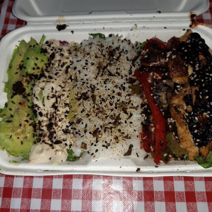 photo of Estilo Veggie Sushi Salad shared by @emilyvegan on  18 Mar 2021 - review