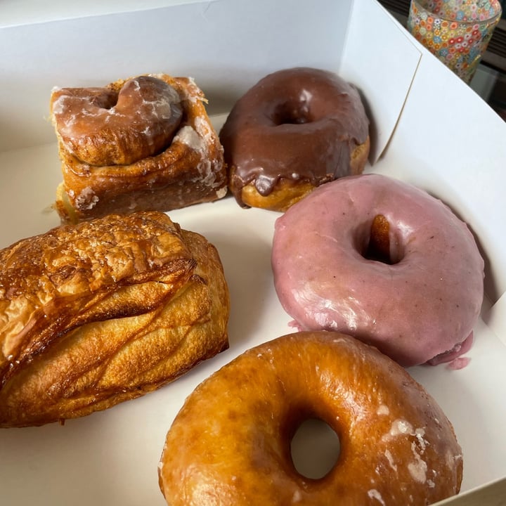 review photo of The Hippie Bakery Donut frambuesa shared by @vegetalesalrescate on 19 Dec 2021 - review