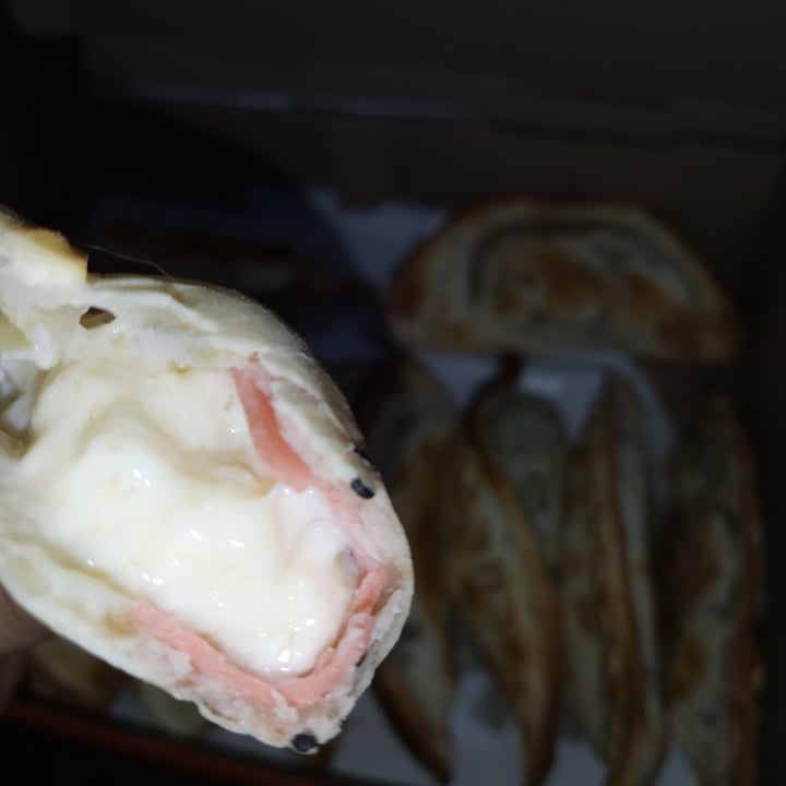 photo of Empanadas de 10 Empanadas de Jamon y Queso shared by @kaaar on  28 Aug 2020 - review