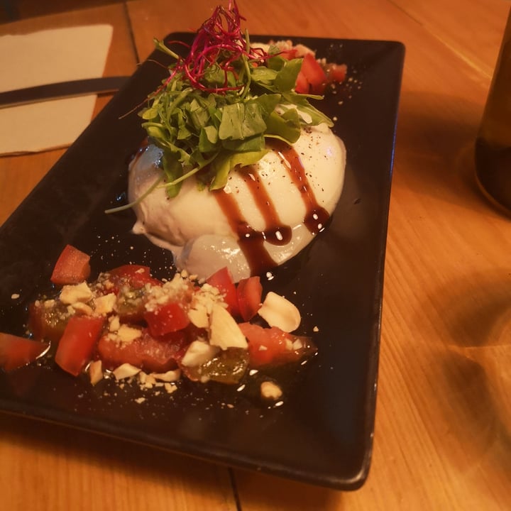 photo of VEGA Burrata sobre base de ajo negro shared by @martinapindaro on  19 Nov 2022 - review