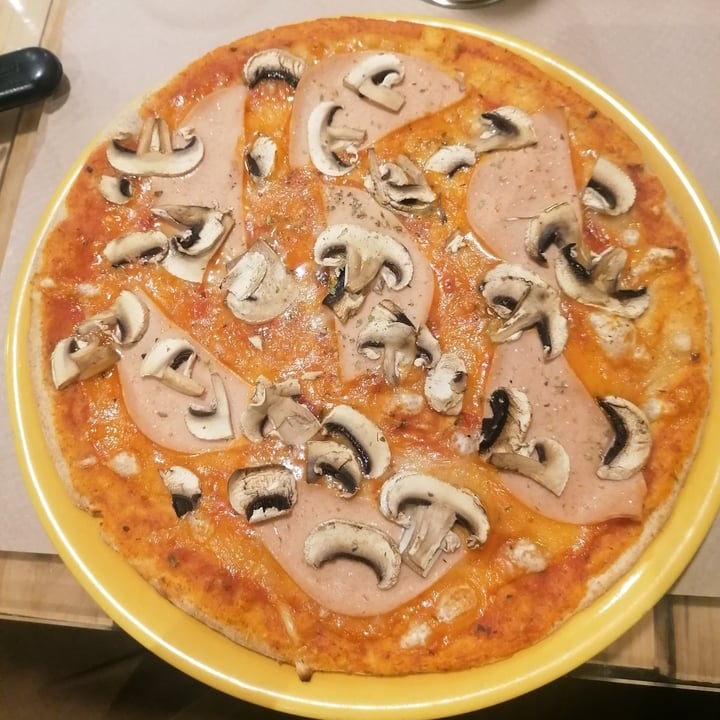photo of Dolce Pizza y Los Veganos Pizza prosciutto e funghi shared by @lauretalaulau on  24 Aug 2022 - review