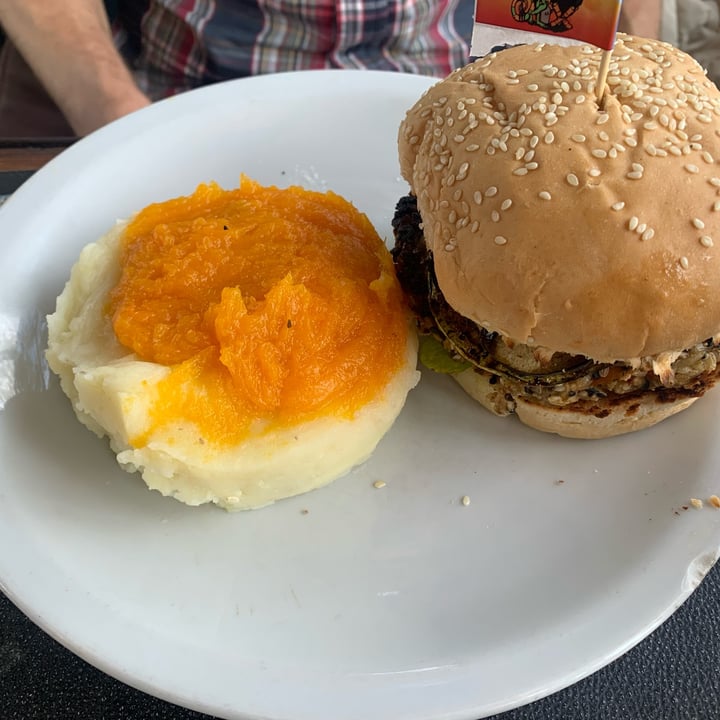 photo of Joe's Grill Hamburguesa Meta shared by @claritavegana on  17 Aug 2022 - review