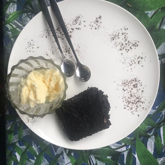 「Vegan Chocolate Brownie with Vegan Ice Cream」の料理の写真
