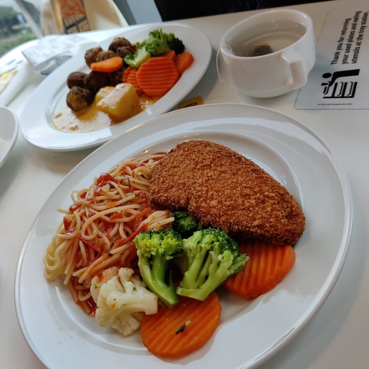 photo of IKEA Alexandra Plant-based schnitzel and spaghetti with tomato sauce shared by @jerald on  26 Mar 2022 - review
