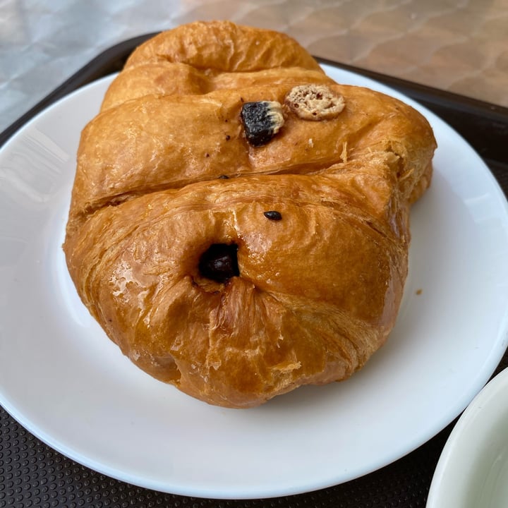 review photo of CroisSants Croissant de chocolate blanco y negro shared by @cristinagamero on 26 Sep 2021 - review