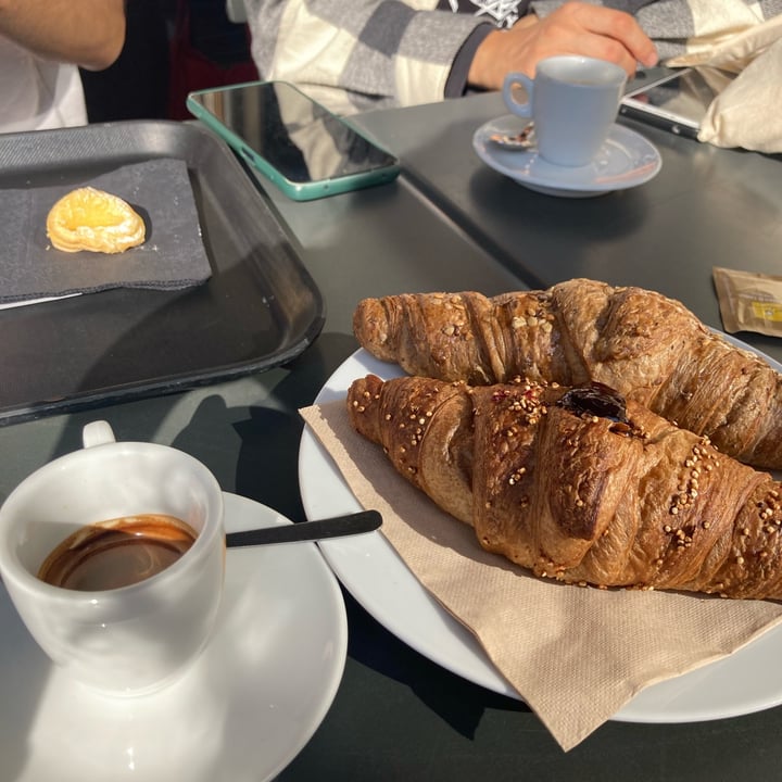 review photo of Bottega Portici - 2 Torri Croissant Vegano Marmellata shared by @ellejey on 03 Nov 2022 - review