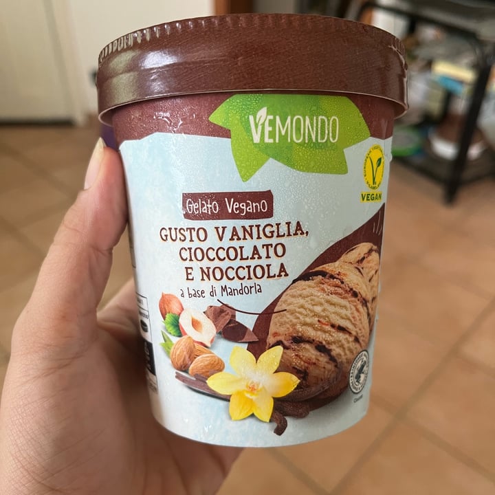 photo of Vemondo  Gelato Alla Vaniglia Cioccolato e Nocciola shared by @elisalu on  19 Jul 2022 - review