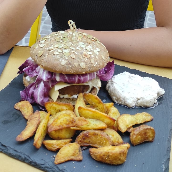 photo of Il Pangolino - Vegan Bistrot Beoynd Burger shared by @irenepivetta on  03 Dec 2021 - review