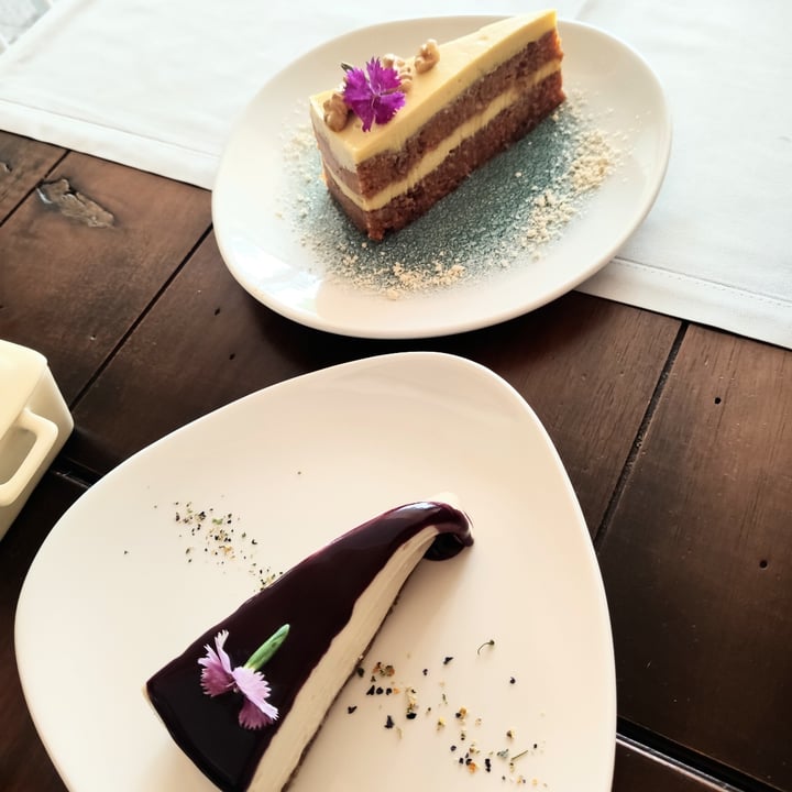 photo of Levél Veggie Bistro Tarta de zanahoria y Tarta Ramiro shared by @mmh on  12 Jul 2021 - review