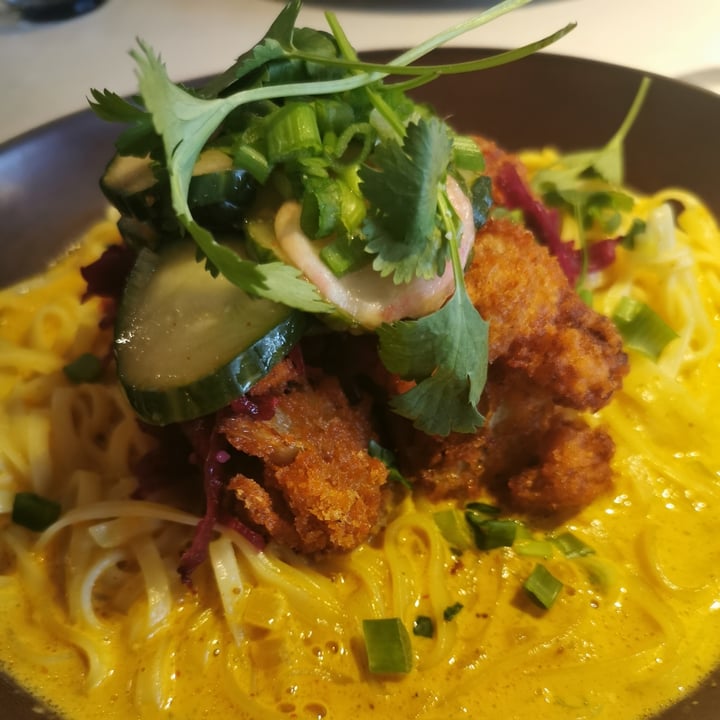 photo of Vegan Restoran V Crispy breaded cauliflower in slightly spicy curry sauce with rice noodles shared by @malaff on  01 May 2022 - review