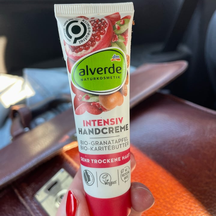 review photo of Alverde Naturkosmetik Intensiv Handcreme Bio-Granatapfel & Bio-Karitébutter shared by @lullast on 30 Apr 2022 - review