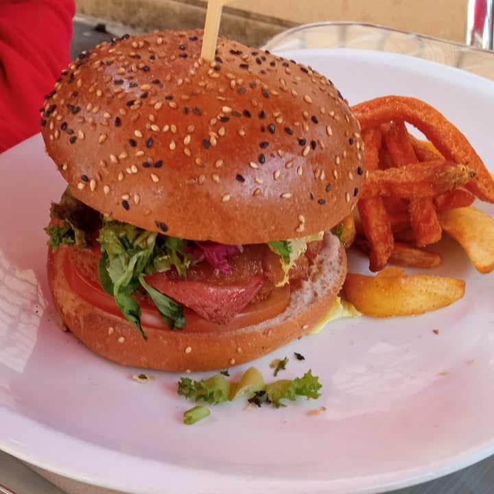 photo of Vegania Veggie Bar Carabanchel Beyond burger shared by @haku83 on  25 Sep 2022 - review