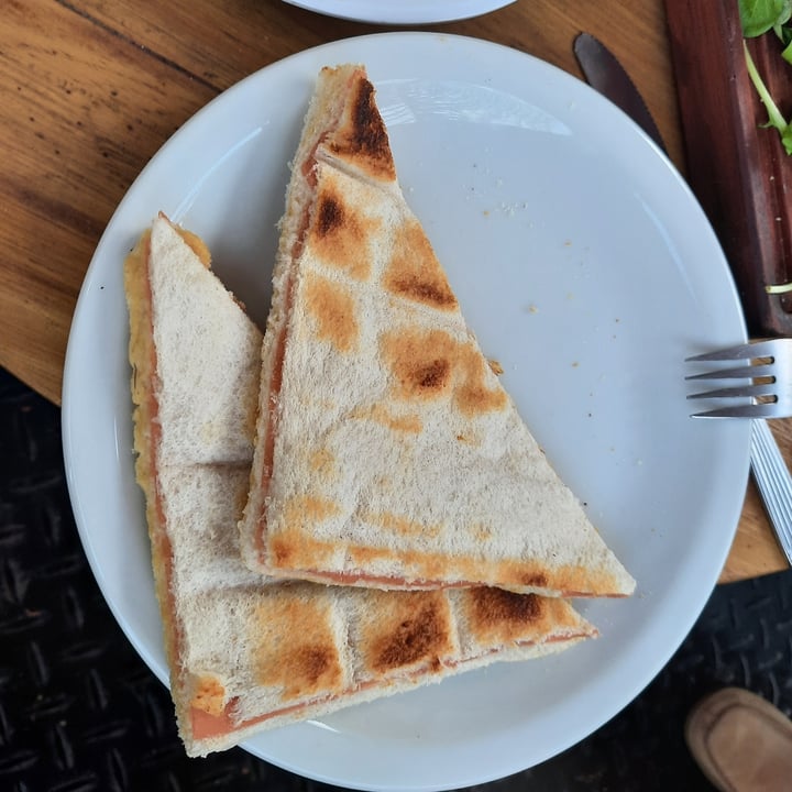 photo of Antojo’s Sandwich De Miga+jugó De Naranja shared by @lurethemwithfood on  27 Sep 2022 - review