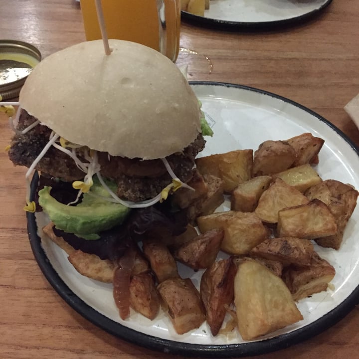 review photo of Estilo Veggie Hamburguesa Crispy Tofu shared by @malenatravaini on 29 Apr 2020 - review