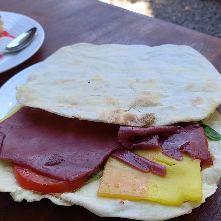 photo of Raymundo Café Vegan tostado árabe de jamón y queso shared by @tebanchay on  26 Dec 2021 - review