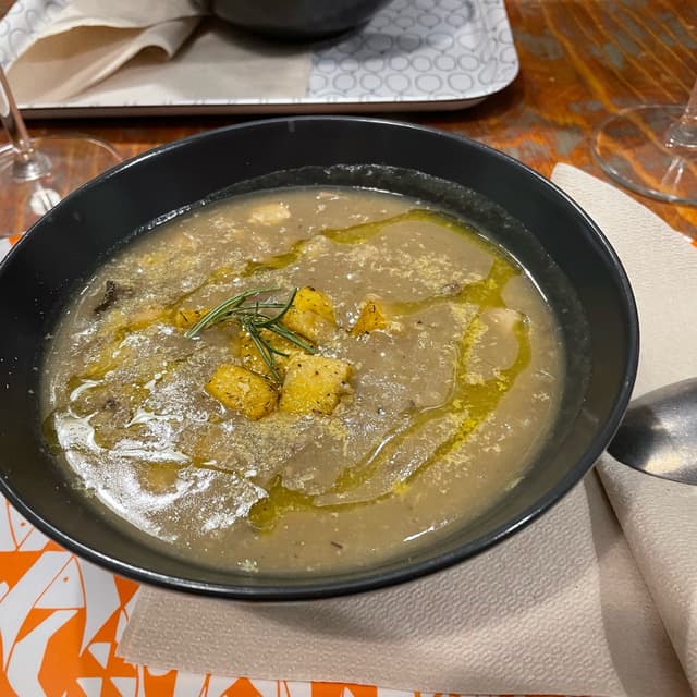Foto do prato “Zuppa di castagne ceci e funghi”