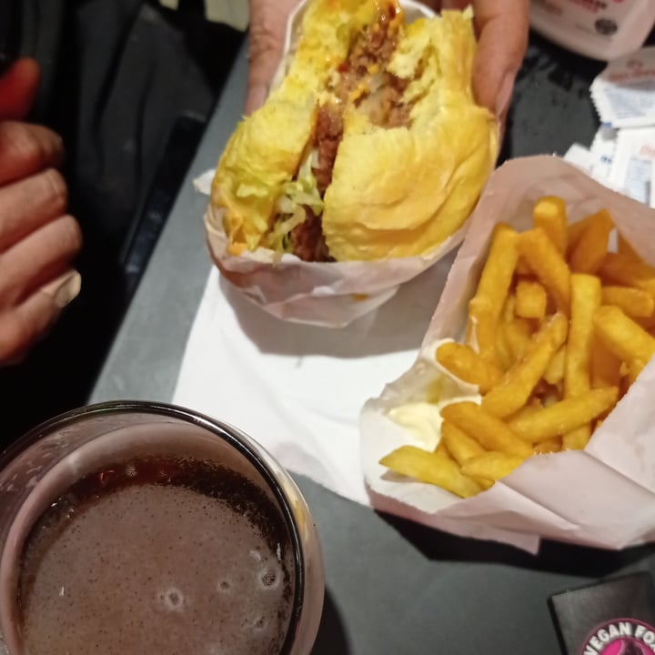 photo of VEGAN FOX Mac & cheese burger shared by @malalafontan on  11 Oct 2021 - review