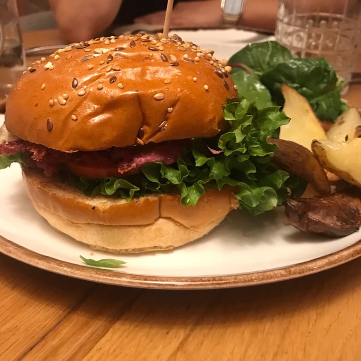 photo of Margarito Burger de Alubia Roja shared by @albibus on  29 Aug 2022 - review