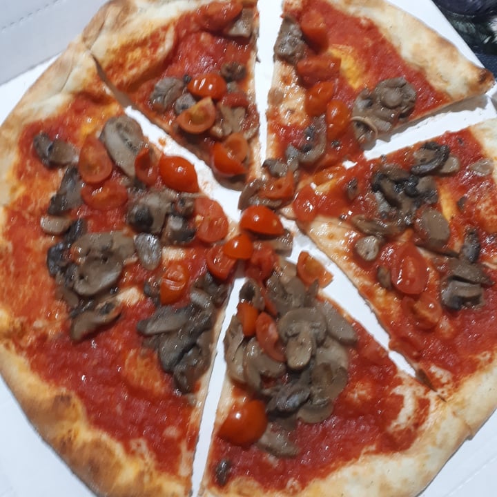 photo of B & B Luisa pizza rossa pomodorini e funghi shared by @bdpveg on  08 May 2022 - review