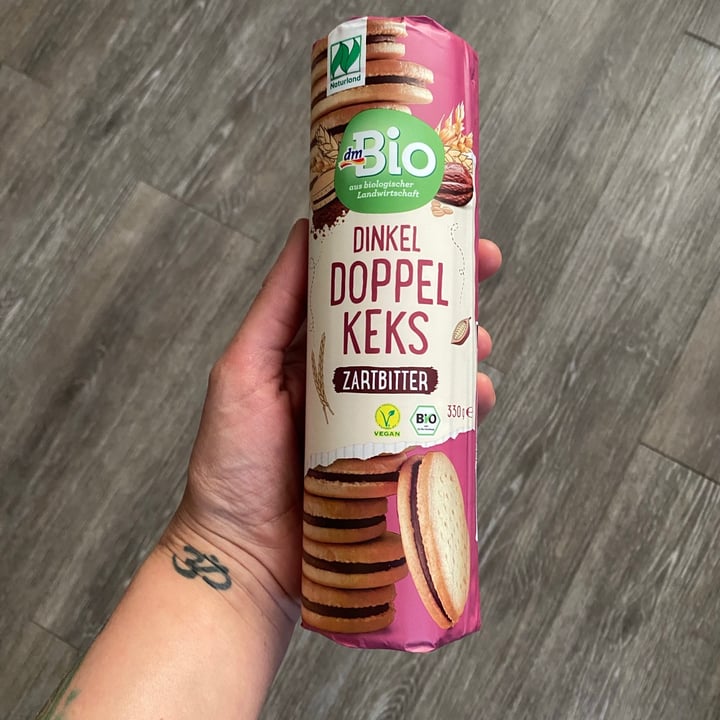 photo of dmBio Dinkel Doppelkeks Zartbitter shared by @floryhollyvegan on  23 May 2021 - review