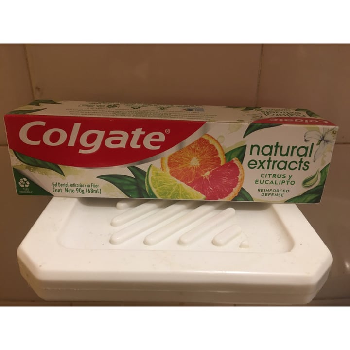 photo of Colgate Natural extracts Cúrcuma y Yerbabuena  shared by @jessyleiba on  04 Jun 2021 - review