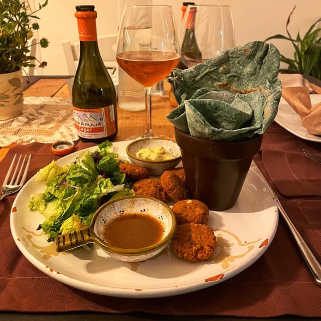 Photo of the dish “Falafel con pane arabo, salsa e insalata”