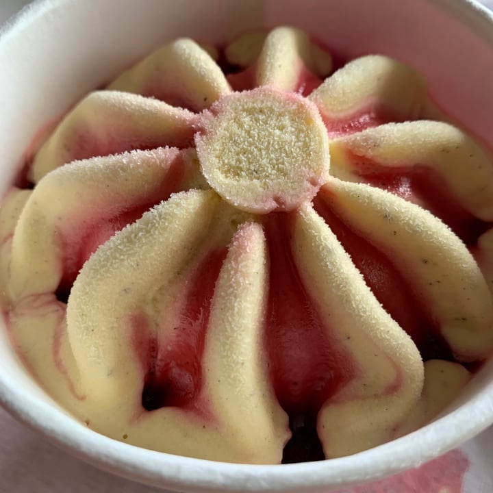 photo of Vemondo Gelato vegetale alla vaniglia con sciroppo ai frutti di bosco shared by @aleglass on  07 Aug 2021 - review