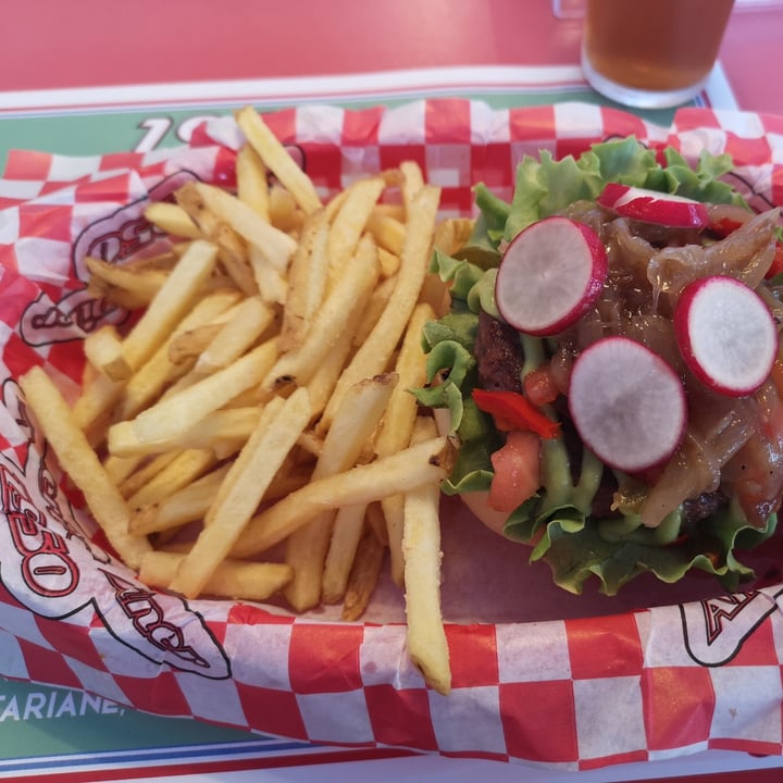 photo of 1950 American Diner - FORTE DEI MARMI Vegan Burger Con Beyond Meat shared by @aleveganfoodlover on  07 Aug 2022 - review