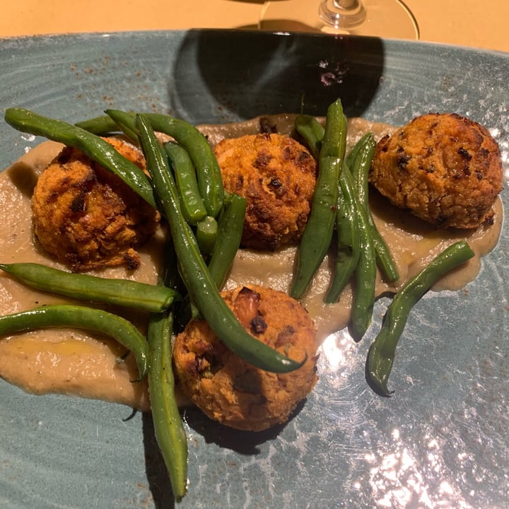 photo of Il Rovescio Polpette Di Legumi Su Crema Di Melanzane E Fagiolini Croccanti shared by @giulial7 on  16 Jul 2022 - review