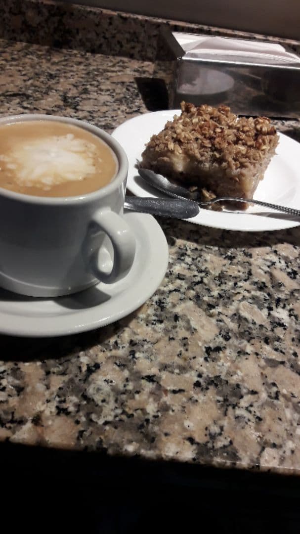 Photo of the dish “Café con leche de almendras, y crumble de manzana con avena integral”