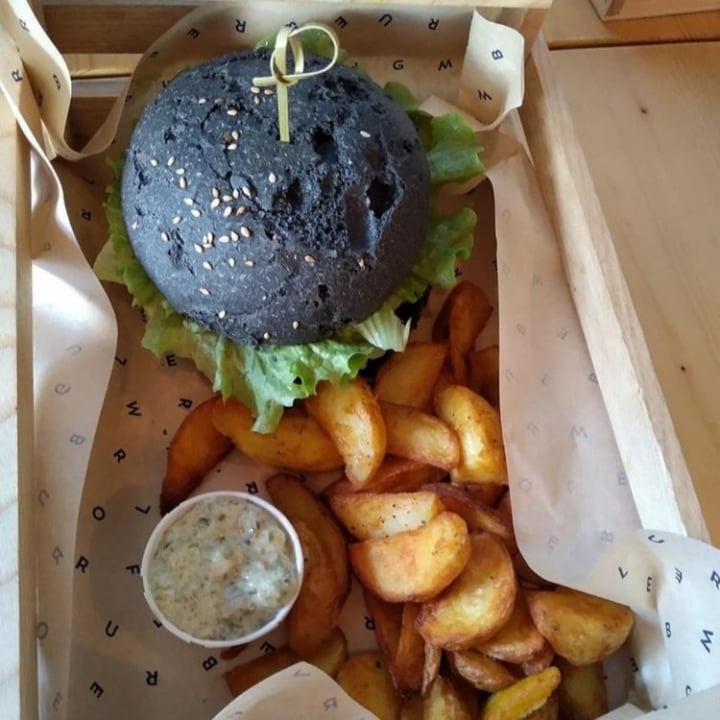 photo of Flower Burger Flower Burger Burger shared by @giovegan90 on  15 Feb 2022 - review