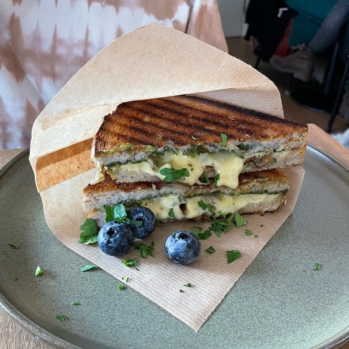 photo of HAPPENPAPPEN Cheesy Sandwich shared by @minmarmag on  22 Nov 2021 - review