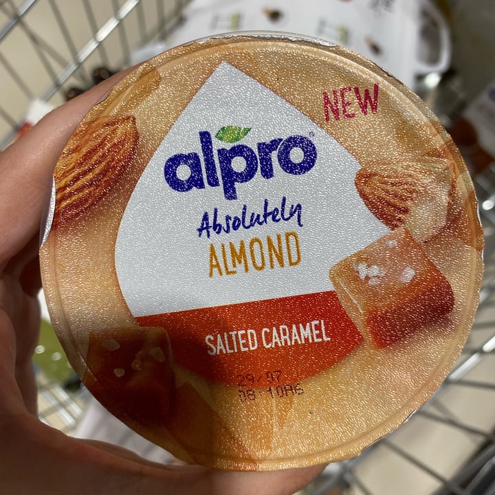 photo of Alpro Yogurt mandorla e caramello salato shared by @cgbr on  16 Jul 2022 - review