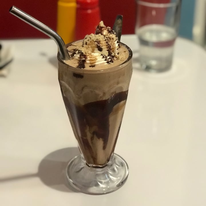 review photo of COMET 984 - 50's Diner Malteada de snickers shared by @kaylarosetinted on 24 Jun 2021 - review
