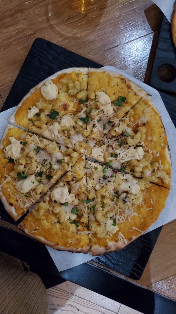 review photo of Virtuous Pie Mac & Cheese Pizza shared by @wafflerica on 25 Jan 2020 - review