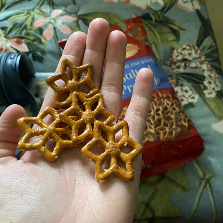 photo of SnackRite Snackrite Christmas Star Shaped Salted Pretzels shared by @voyagingherbivore on  22 Dec 2021 - review