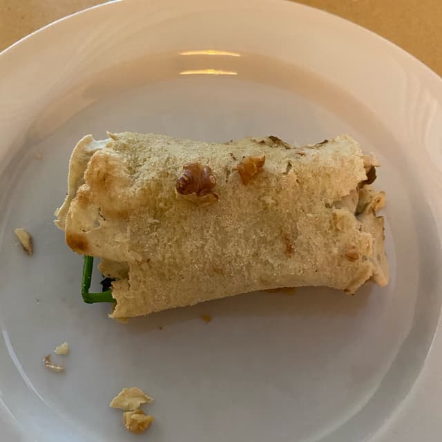 Foto del piatto “Involtini di pane carasau con spinaci hummus di lenticchie e noci”
