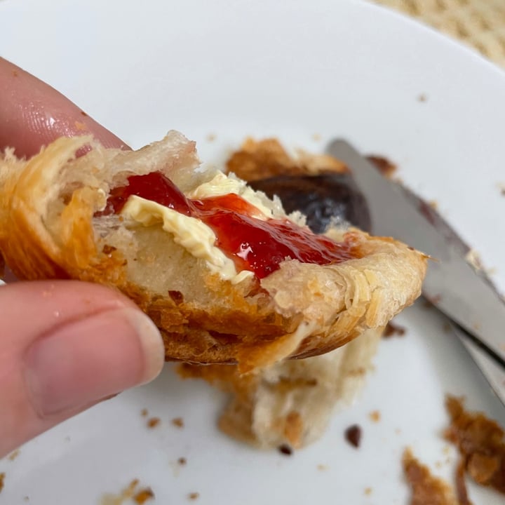 photo of Pret A Manger Frozen Vegan Croissants shared by @lavievegetale on  30 May 2021 - review
