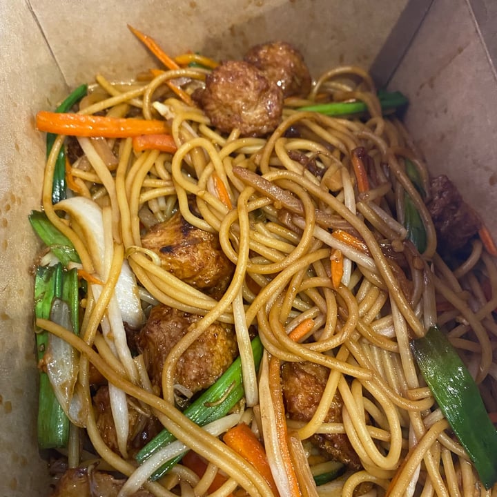 photo of V Revolution Chicken Lo Mein shared by @nathlena19 on  19 Mar 2022 - review