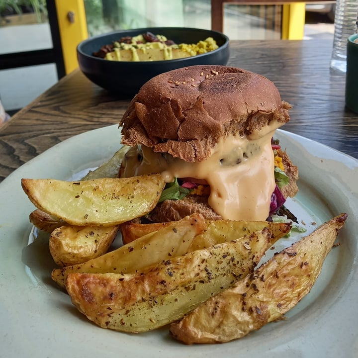 photo of Lexi's Healthy Eatery Activated Charcoal Burger shared by @gregorygreen on  29 Oct 2021 - review