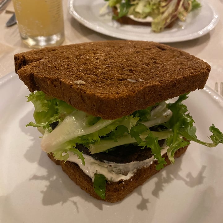 photo of Écru Sandwich Raw with Burgerpattie and Tsatziki shared by @stefma on  23 Oct 2021 - review