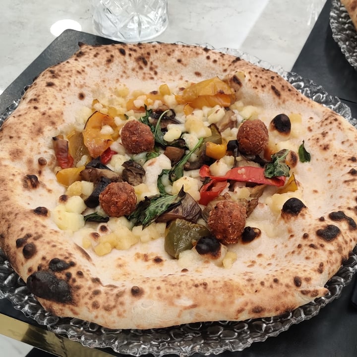 photo of Isabella De Cham Pizza Fritta Pizza polpettine vegana shared by @serenasofia on  27 Aug 2022 - review