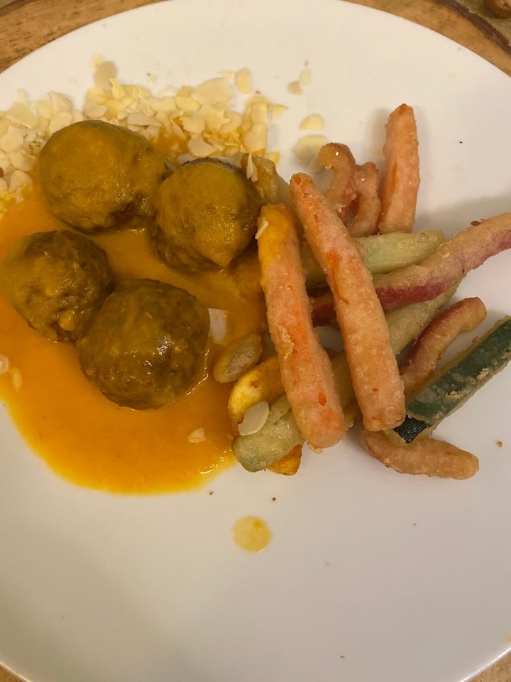 photo of Green Bistrot Albóndigas a la española con salsa de almendras y verduras en tempura shared by @siliia on  17 Dec 2019 - review