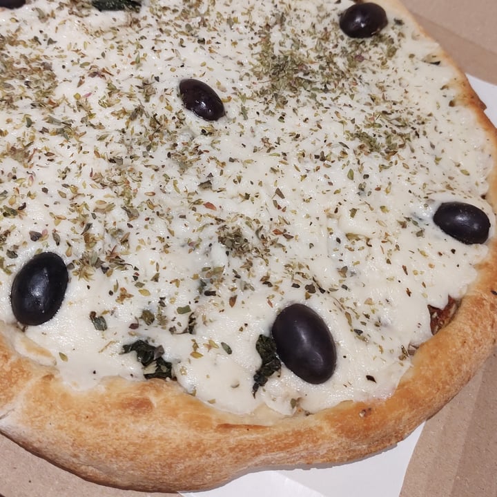 review photo of Olivia Pizzas & Empanadas - La Plata Pizza vegana de verdura shared by @juliatavella on 12 Nov 2021 - review