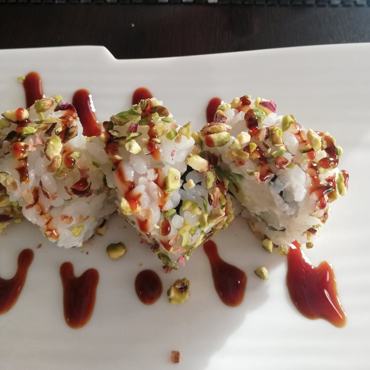 photo of Asia Fusion Sushi Vegan Cheese Roll Con Pistacchio shared by @omsohum on  05 Dec 2021 - review