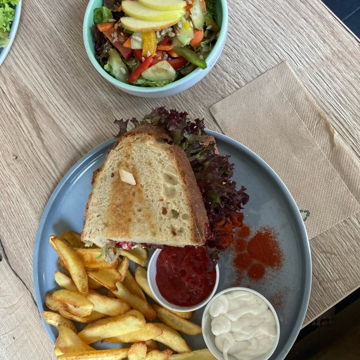 photo of Café Katzentempel Schneekatzen Sandwich shared by @silviaco on  22 Feb 2022 - review