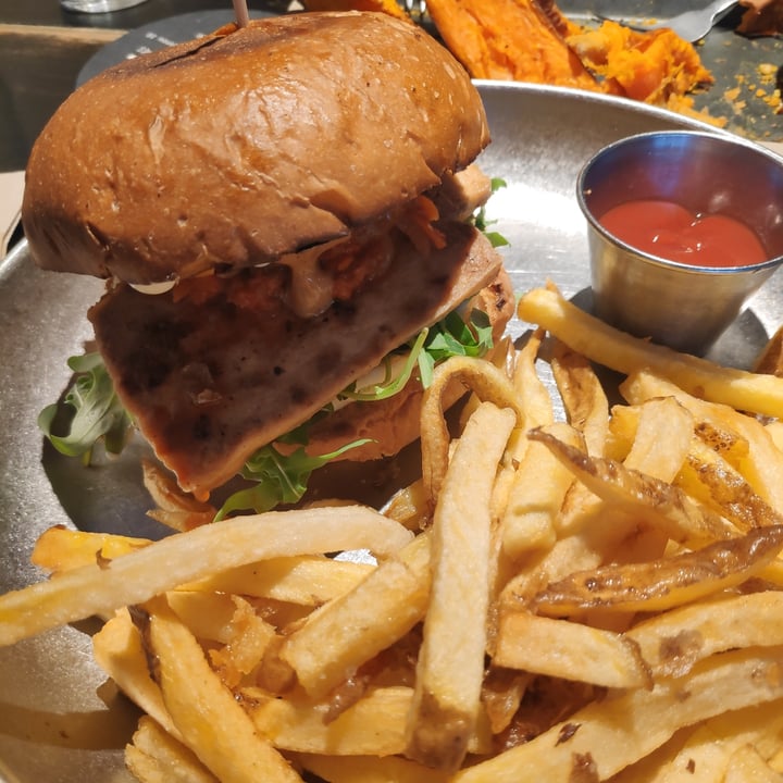 photo of Vrutal Banh Mi Burger shared by @veggievallde on  22 Sep 2022 - review