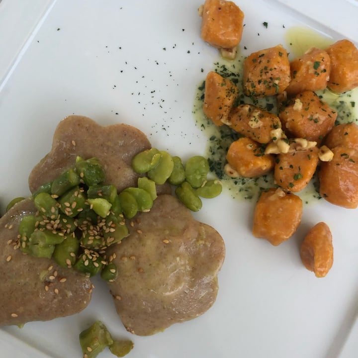 photo of Ristorante Vegano Biologico La Lanterna Bis di primi: Gnocchi Di Carote Con Nocciole e Girasoli Ripieni Di Formaggio Vegetale Con Asparagi e Fave shared by @susimix on  22 Jun 2022 - review