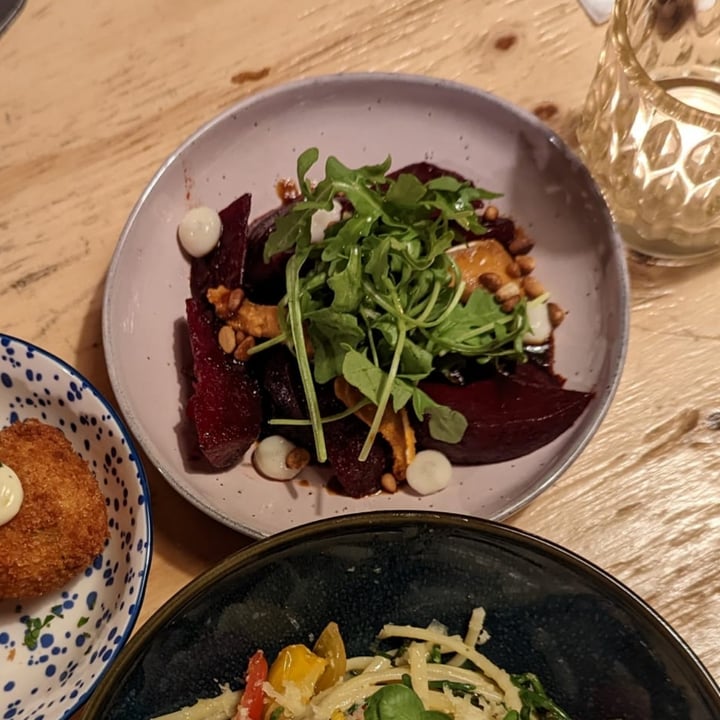review photo of De Nieuwe Kantine Beet | scamorza | mustard | pine nut | arugula shared by @jennethics on 02 Oct 2022 - review